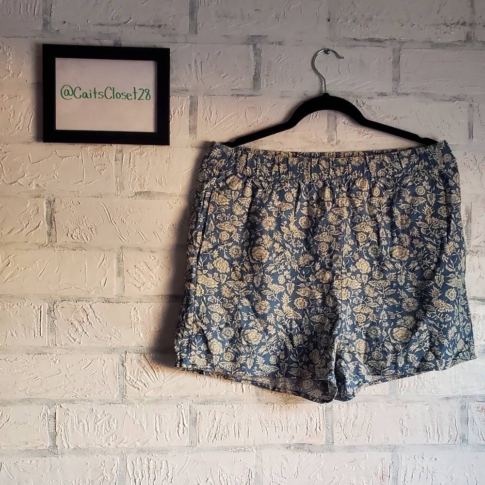 Universal Thread Blue Floral Shorts